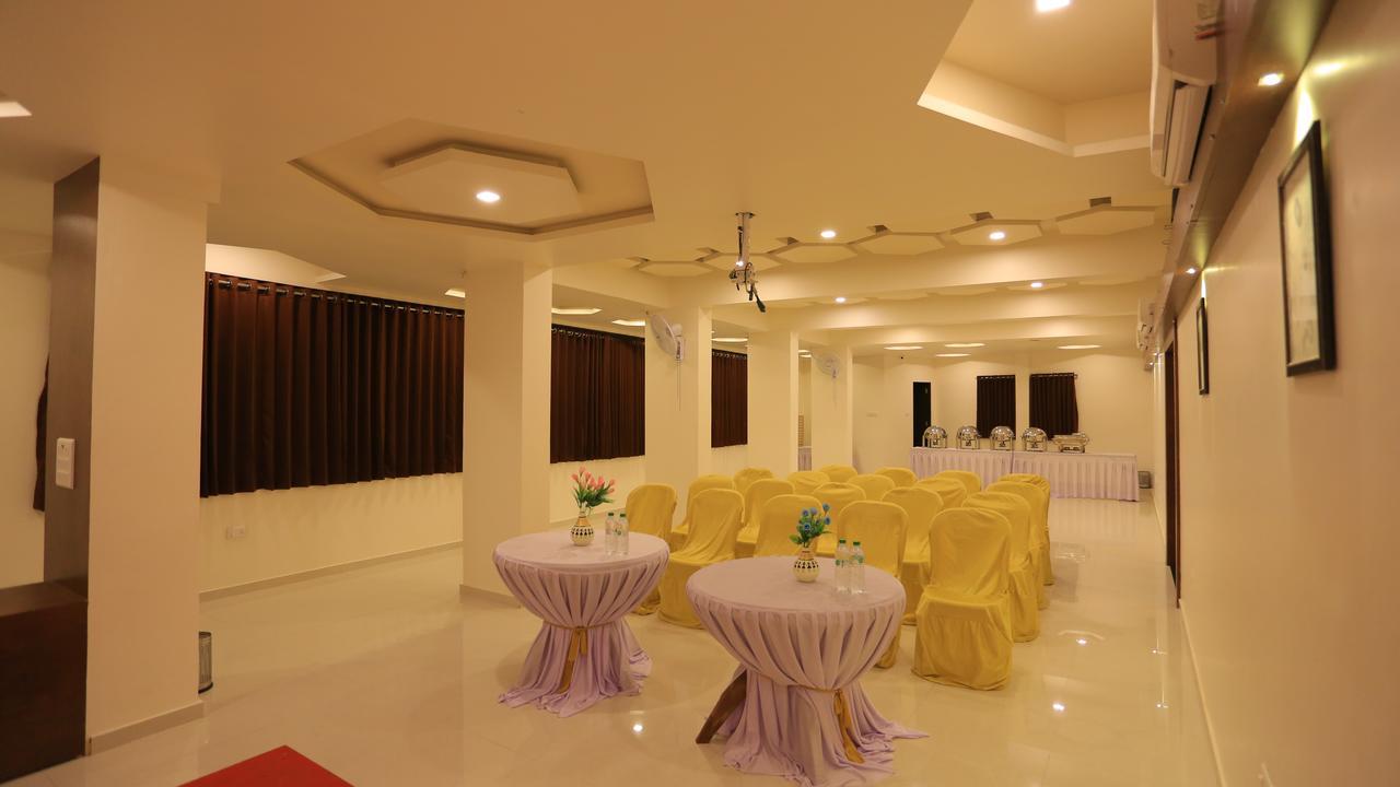 The Grand Raveta Hotel Pātan Exterior photo