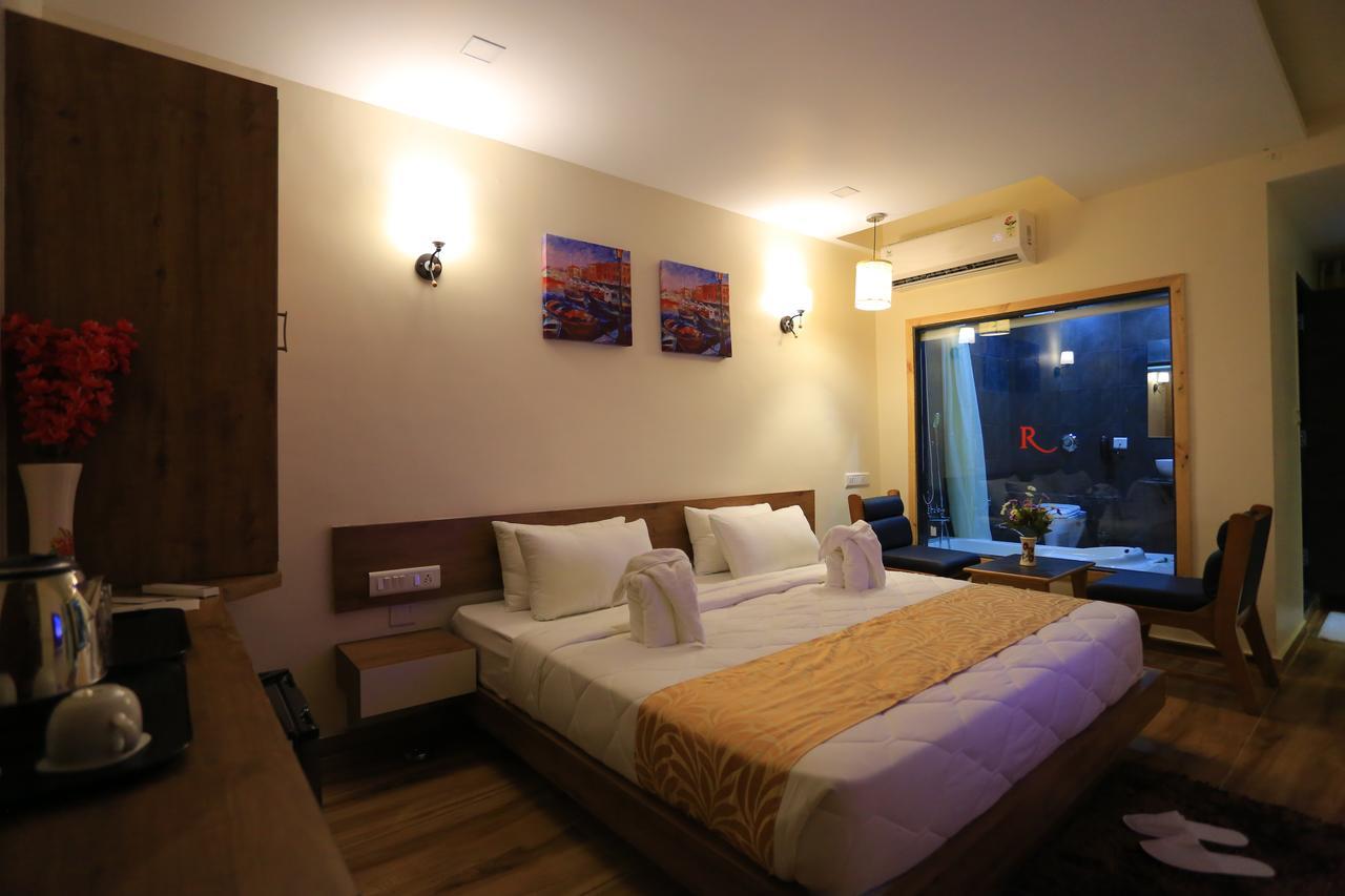The Grand Raveta Hotel Pātan Exterior photo