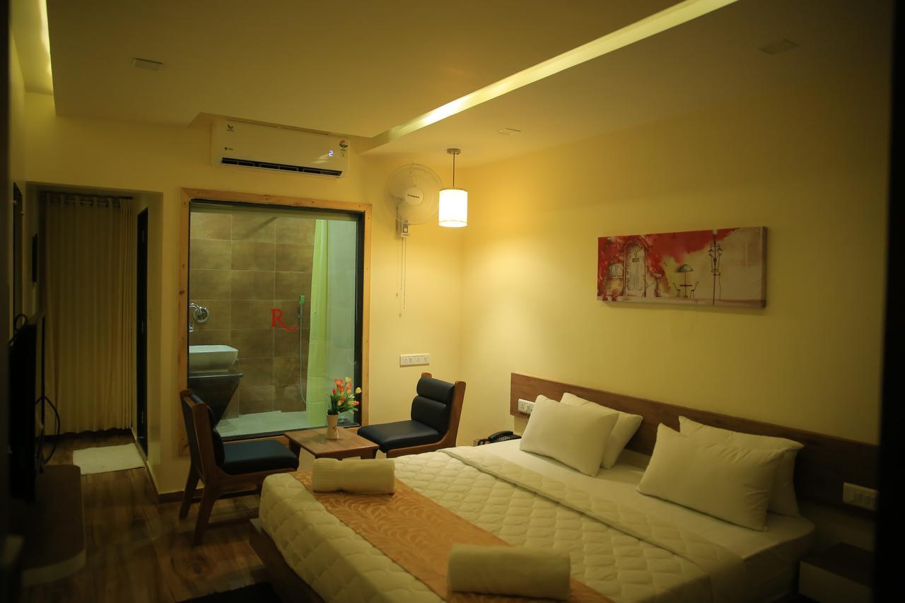 The Grand Raveta Hotel Pātan Exterior photo
