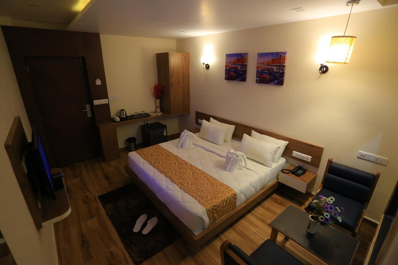 The Grand Raveta Hotel Pātan Exterior photo